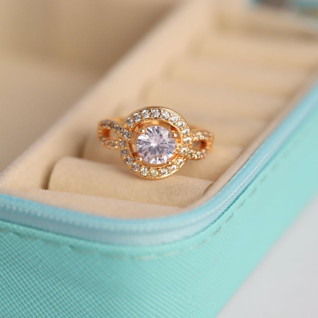 Sparkling Halo Soltaire Ring