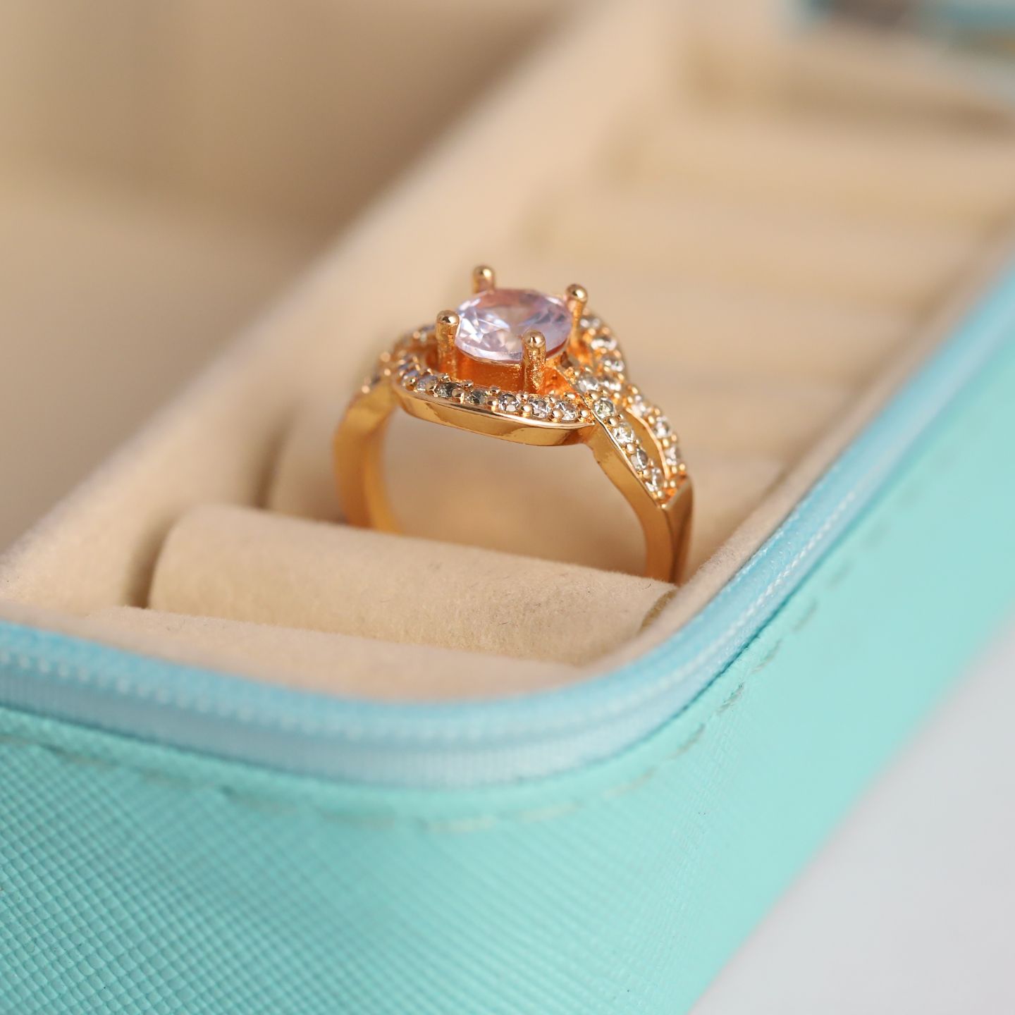 Sparkling Halo Soltaire Ring