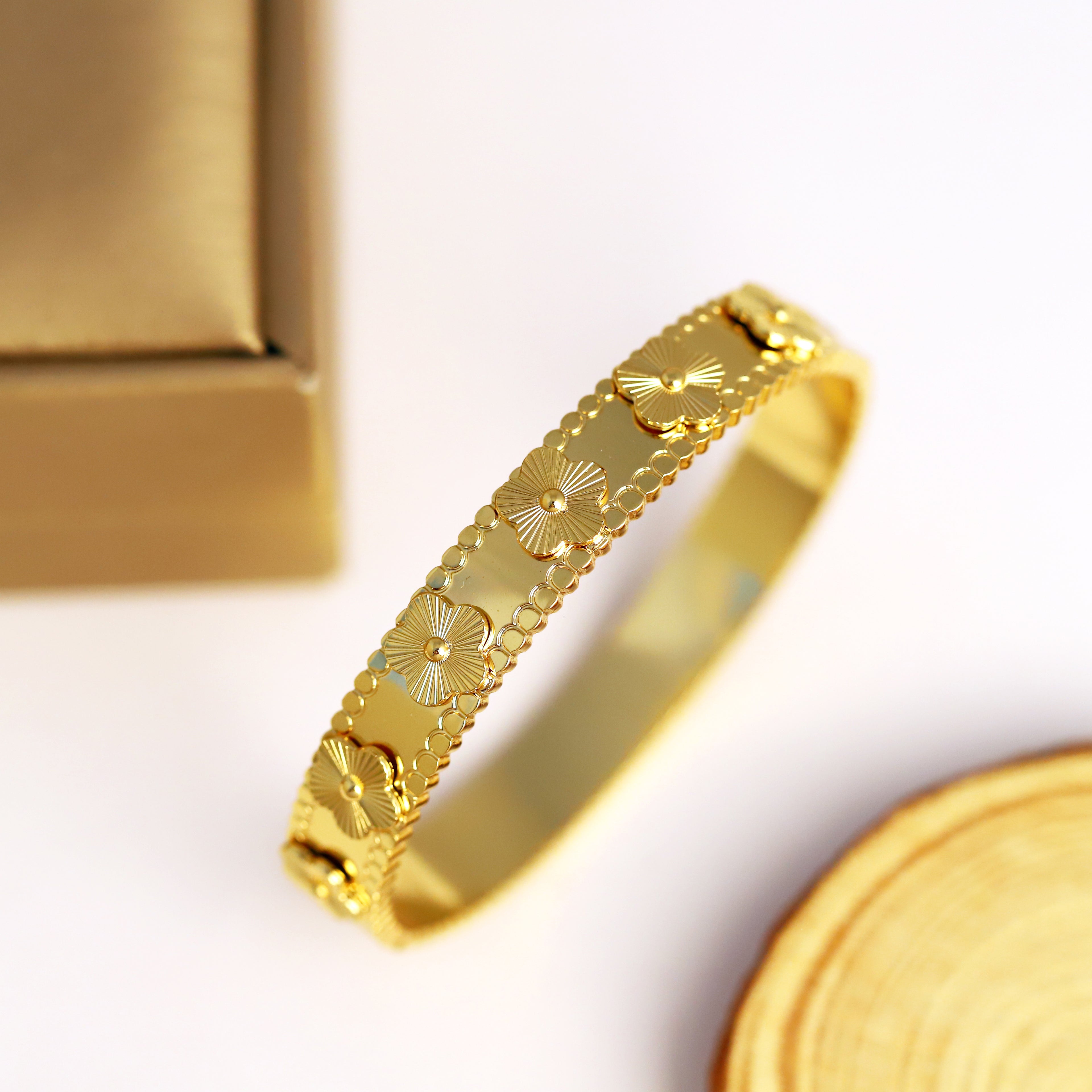 Aria Clover Bangle