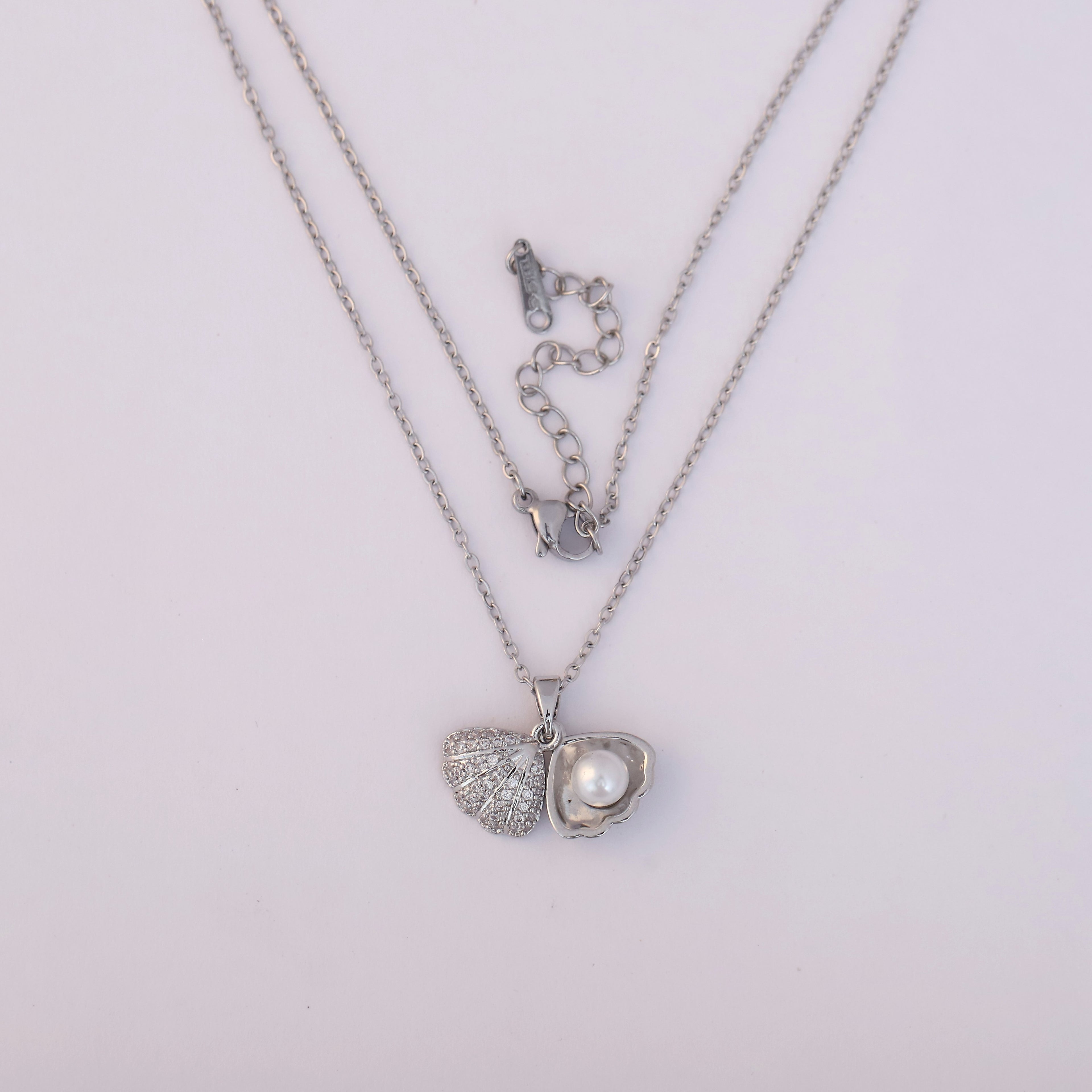 Pearl Shell Pendant Necklace